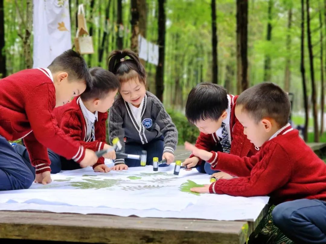 奉化区中园幼儿园幼儿运用非遗蓝染设计制作服装.jpg